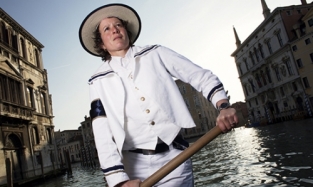 Первая женщина-гондольер в Венеции решила стать мужчиной